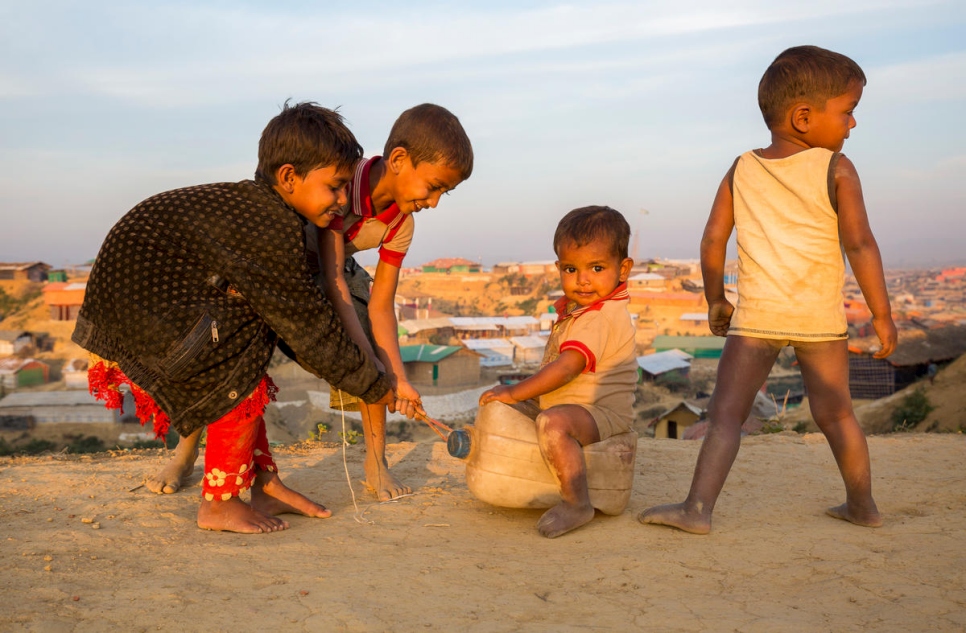 أطفال يلعبون بمزلجة مصنوعة من وعاء بلاستيكي في مخيم كوتوبالونغ للاجئين في بنغلاديش.