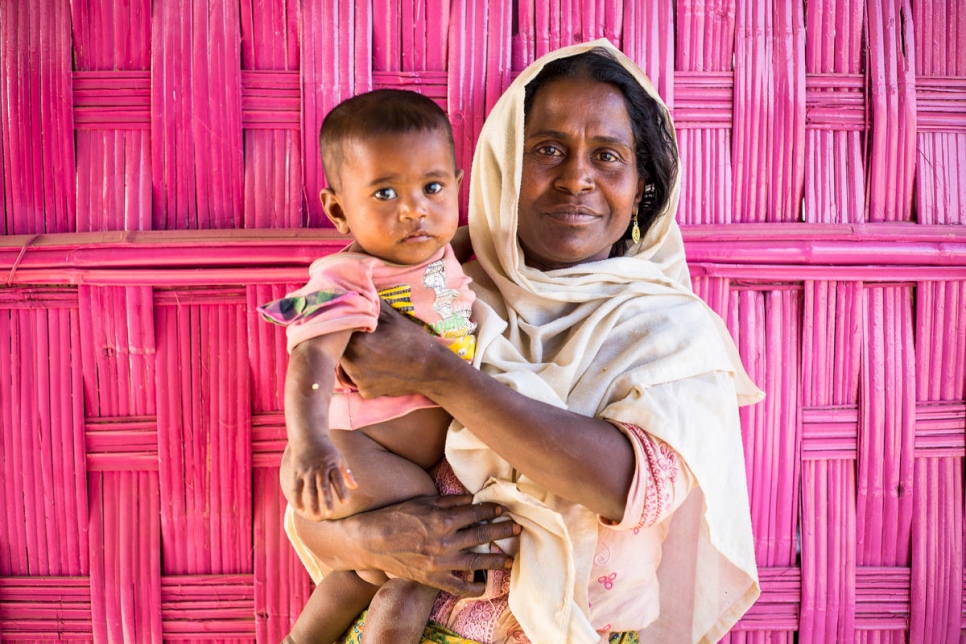 الأم العزباء ليلى بيغوم، 25 عاماً، تحمل ابنها جوسنا بيبي، 10 أشهر، خارج ورشة عمل للخياطة تديرها لجنة تطوير الريف البنغلاديشي في مخيم كوتوبالونغ للاجئين.