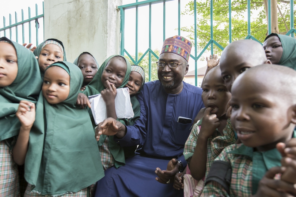 M. Mustapha et les élèves avant l'assemblée du matin à l'École de la Fondation islamique des prouesses futures (I), Maiduguri, État de Borno, Nigéria. 