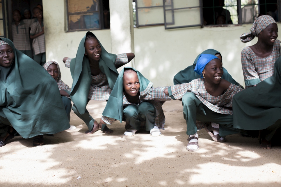 Des élèves de l'École de la Fondation islamique des prouesses futures (I), en cours d'éducation physique, Maiduguri, État de Borno, Nigéria. 