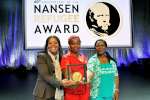 La distinction Nansen pour les réfugiés du HCR 2014 tenue par des représentantes du réseau des papillons après la cérémonie. 