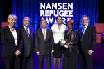 Cérémonie 2012 de remise de la distinction Nansen pour les réfugiés du HCR à Genève, Suisse : Shukri Aden Mohamed accepte la distinction Nansen pour les réfugiés 2012 au nom de sa soeur, Hawa Aden Mohamed, empêchée pour des raisons de santé. 