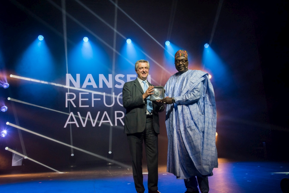 Le Haut Commissaire des Nations Unies pour les réfugiés, Filippo Grandi, présente la distinction Nansen pour les réfugiés 2017 à M. Zannah Mustapha. 