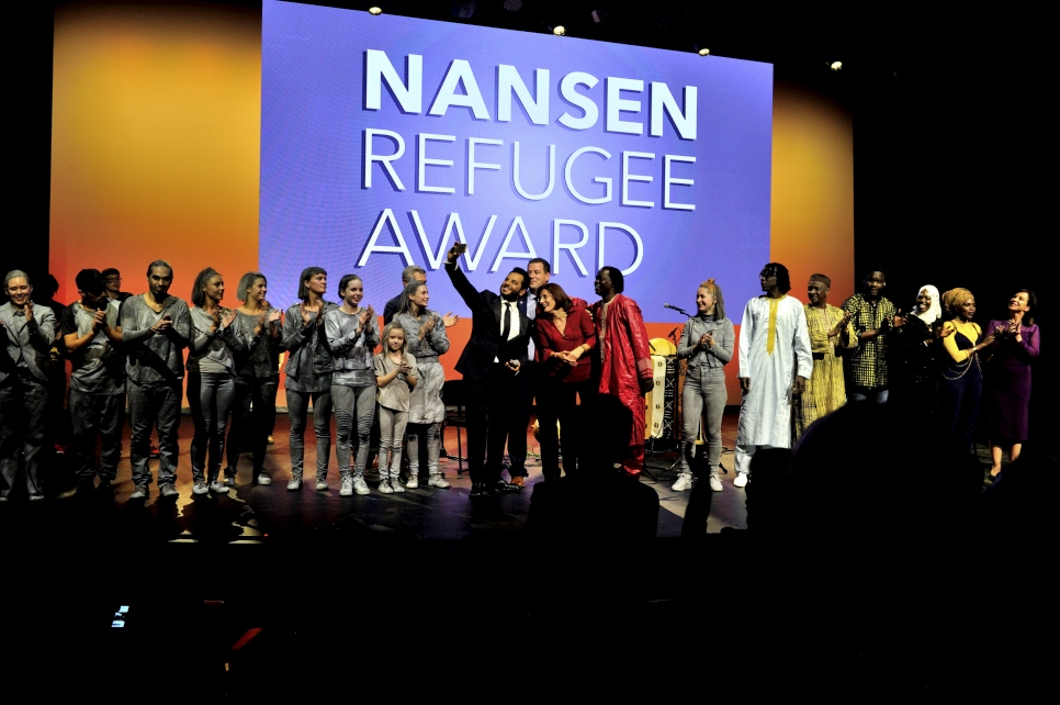 Le maître de cérémonie, Neshan, animateur à la télévision libanaise et l'une des personnalités qui soutient le HCR, avec Konstantinos Mitragas et Efi Latsoudi à la cérémonie 2016 de remise de la distinction Nansen pour les réfugiés. 