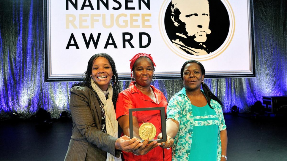 La distinction Nansen pour les réfugiés du HCR 2014 tenue par des représentantes du réseau des papillons après la cérémonie. 