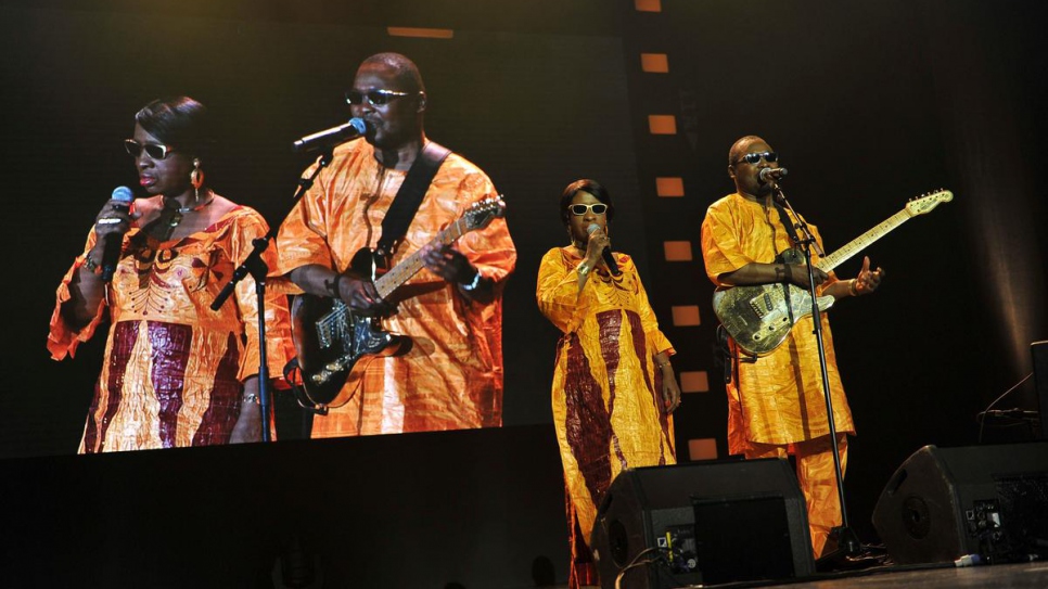 Cérémonie de remise de la distinction Nansen pour les réfugiés du HCR à Genève, Suisse : Prestation d'Amadou & Mariam, musiciens maliens nominés aux Grammy Awards, à la cérémonie 2013 de remise de la distinction Nansen pour les réfugiés. 