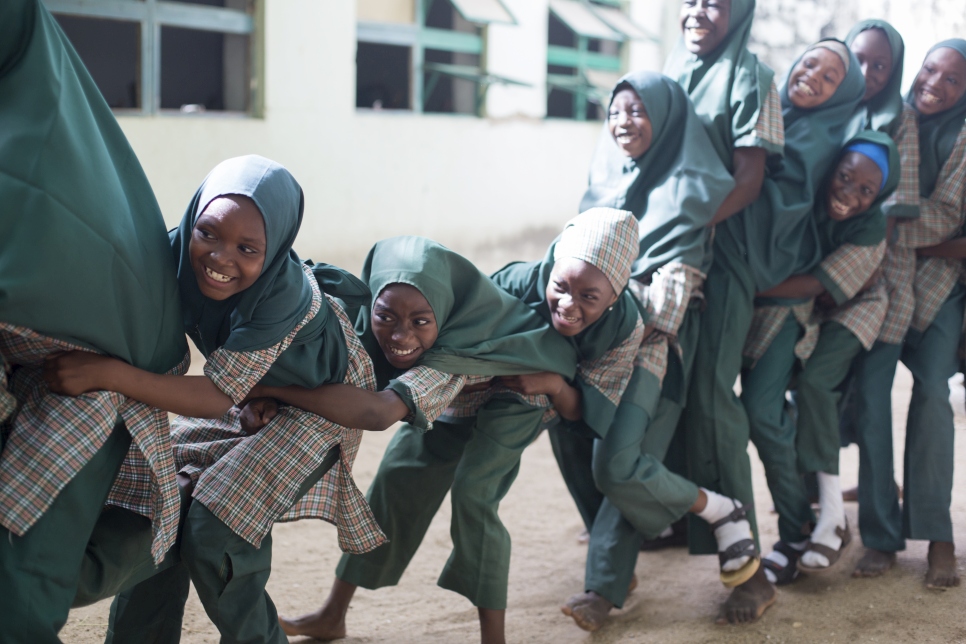 Les élèves de l'École de la Fondation islamique des prouesses futures aiment se dépenser pendant les pauses. Maiduguri, État de Borno, Nigéria. 