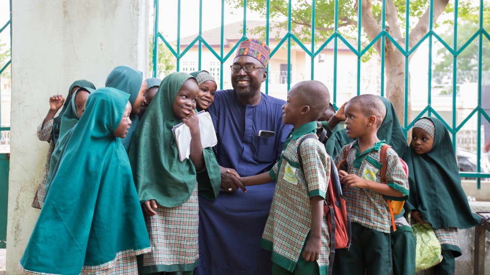 Mustapha et les élèves de la Future Prowess Islamic Foundation School avant l'assemblée du matin. 