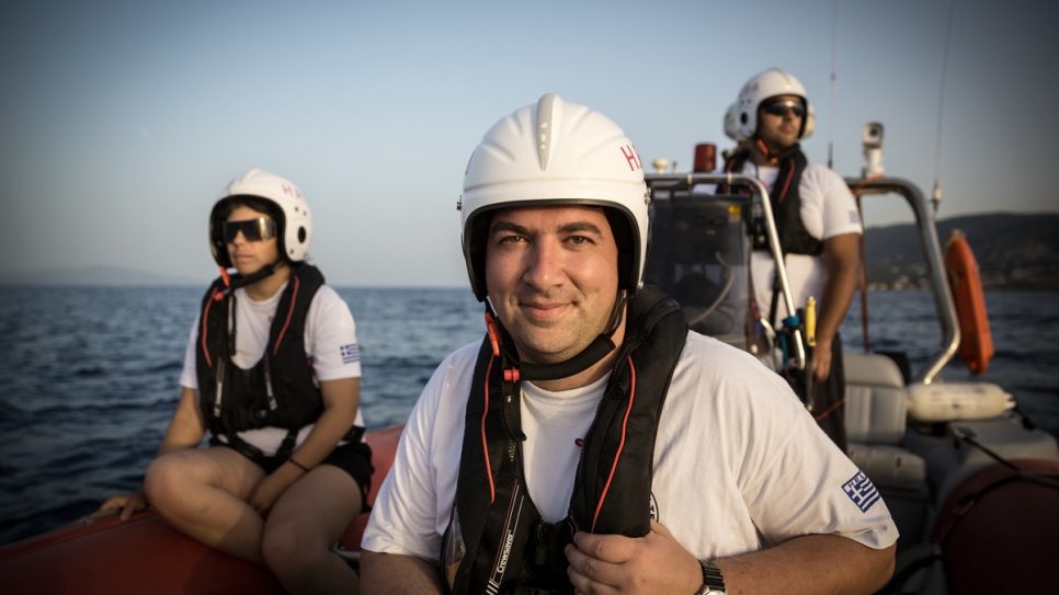Des volontaires de l'équipe de sauvetage hellénique sur l'île grecque de Lesbos. 