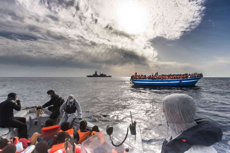 La Marine italienne en train de secourir un bateau chargé de réfugiés et de migrants en mer Méditerranée l'année dernière. Plus de 2 100 personnes ont péri depuis début 2015 en tentant de rejoindre l'Europe à bord de bateaux surchargés et peu solides.  