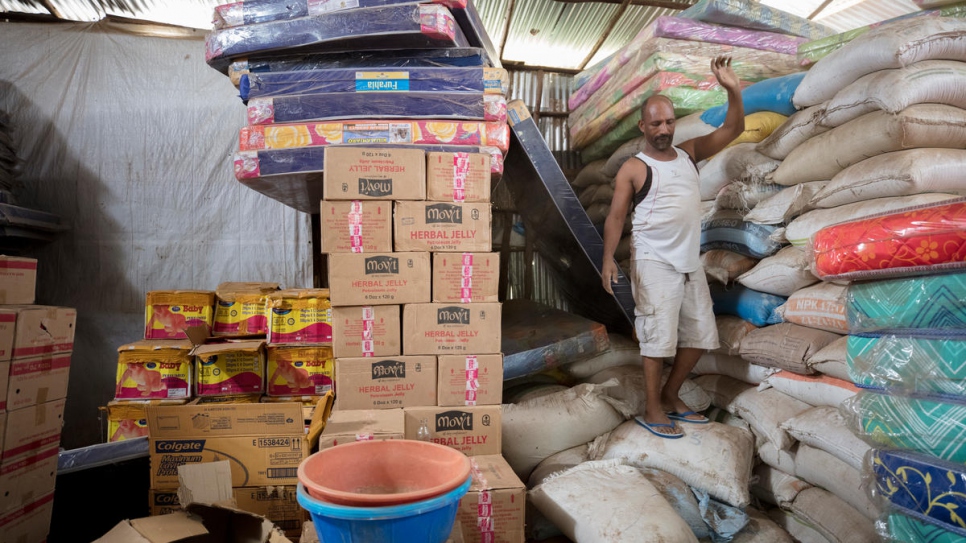 Mesfin, dans l'arrière-boutique de son épicerie, au camp de réfugiés de Kakuma. 