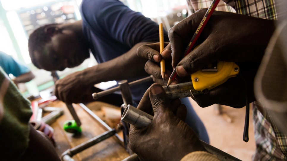 Des réfugiés suivent des cours de couture dans le camp de Kakuma. 