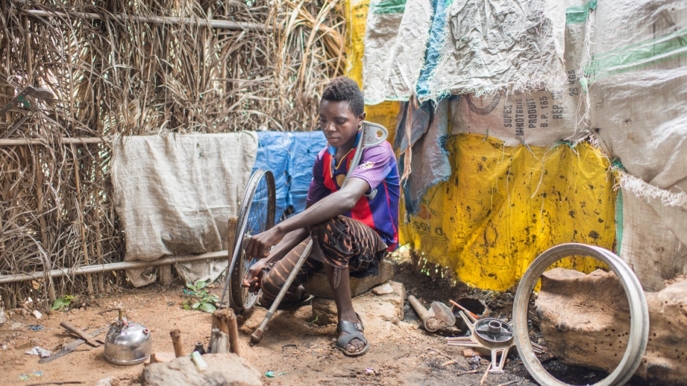 Eric Noyokwizera, 20 ans, est paralysé de la jambe droite. Il a fui le Burundi en 2015 et a pu trouver du travail au camp de réfugiés de Lusenda grâce à l'association Dufashanye. 