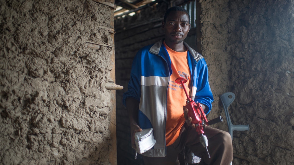 Mathias Nzorigendera, 38 ans et président de l'association Dufashanye. Il aide les réfugiés burundais handicapés à fabriquer des articles ménagers à partir de ferraille. 
