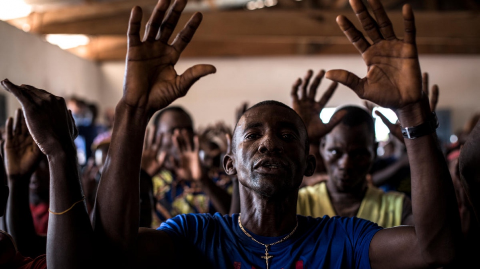 Des réfugiés centrafricains dansent et chantent pendant une répétition de chorale au camp de réfugiés d'Inke, en République démocratique du Congo. 