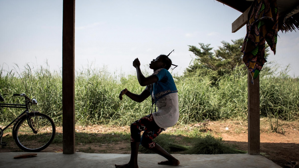 Un réfugié centrafricain répète certains mouvements appris lors d'un cours de danse dans le camp d'Inke, en RDC. 