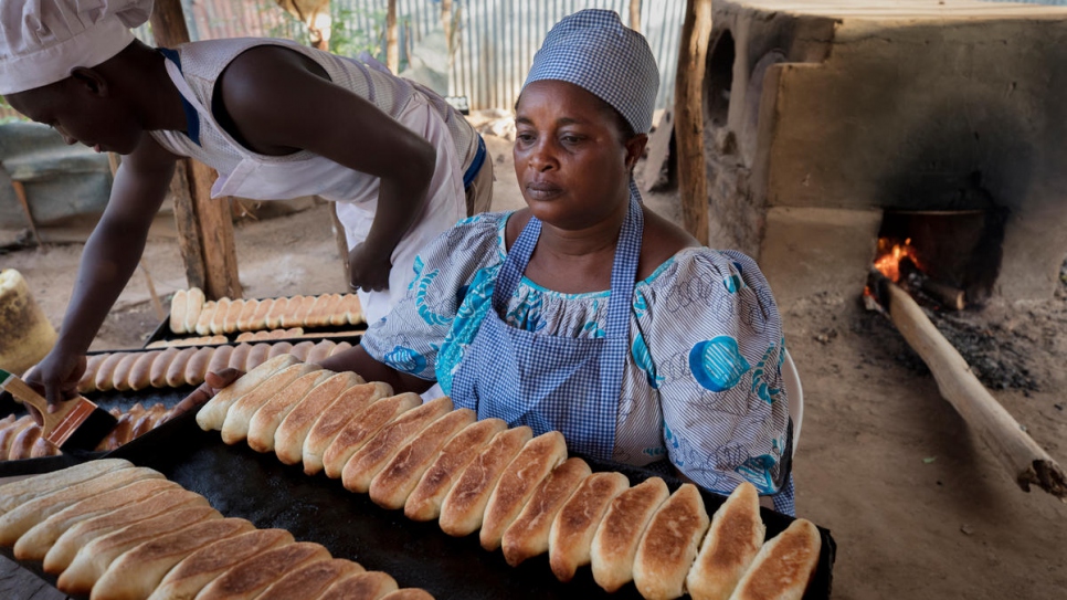 Mama Safi Kisasa, une réfugiée propriétaire d'une petite entreprise, produit du pain frais avec les membres de sa famille. 