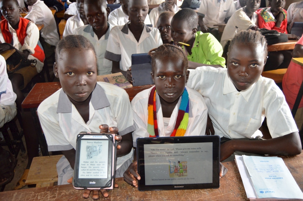 Les étudiants avec leurs tablettes qu'ils apprennent à utiliser.