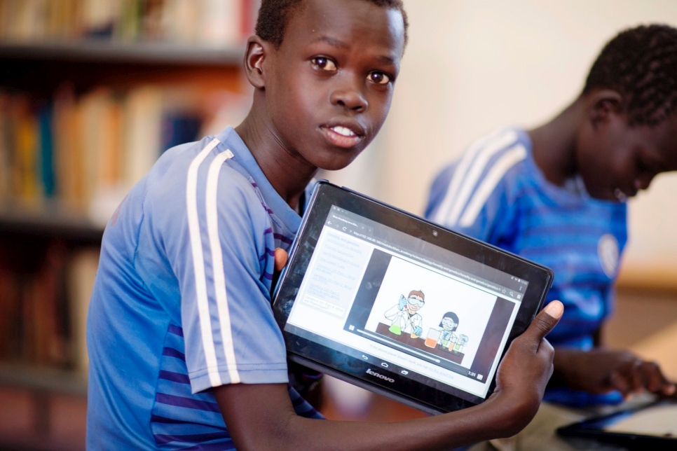 Paul utilise une tablette pour lire au camp de réfugiés de Kakuma, au Kenya.