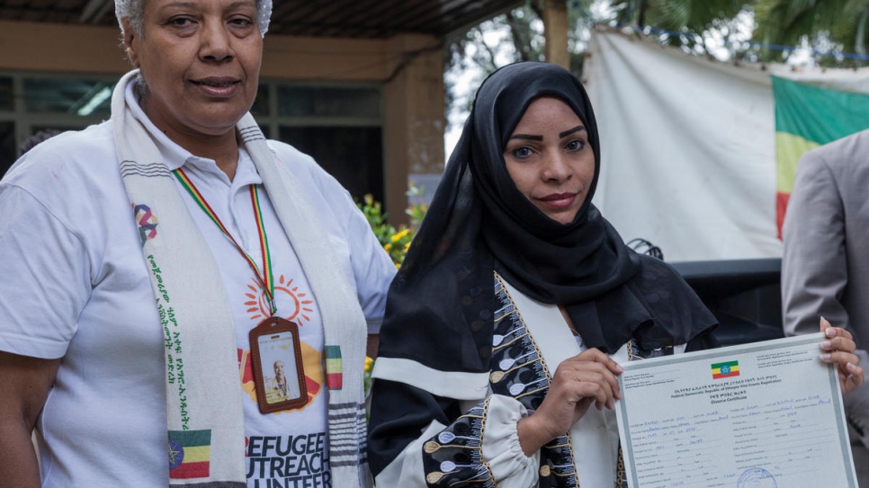 Une réfugiée reçoit son certificat de divorce. Le Gouvernement éthiopien délivre des documents juridiques civils aux réfugiés dans le pays, notamment des certificats de naissance, de décès, de mariage et de divorce. 