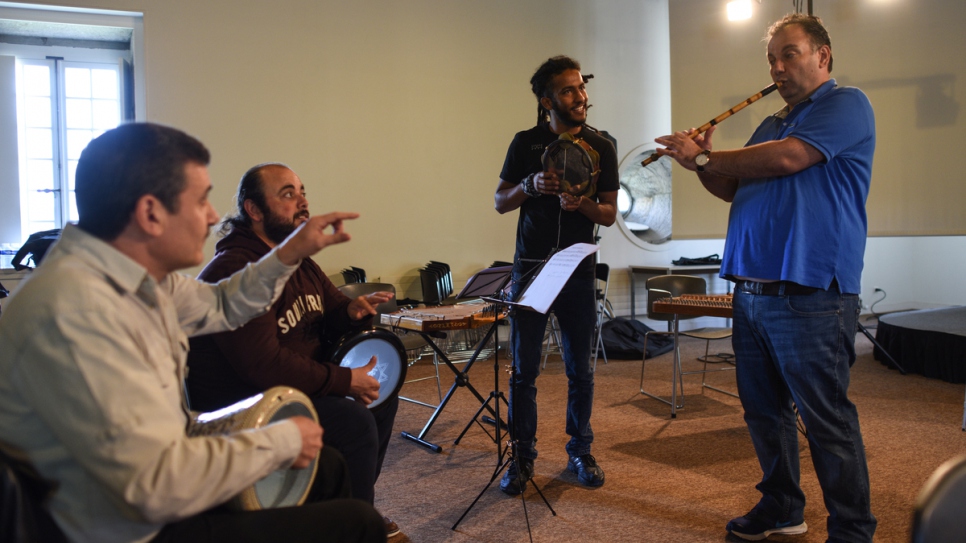 Une répétition de l'orchestre Orphée XXI, dirigé par l'instrumentiste syrien et joueur de ney Muslem Rahal, à la Saline royale d'Arc-et-Senans, classée par l'UNESCO.