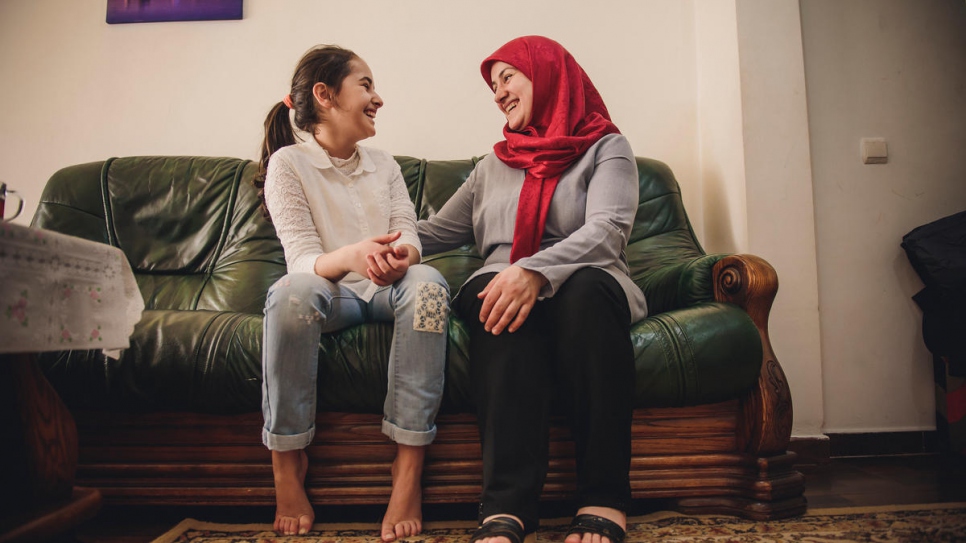 Sara et sa mère Lina, dans le trois-pièces qu'ils occupent aux abords de la ville.