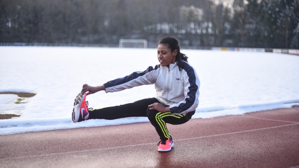 Farida, une athlète et réfugiée éthiopienne, s'entraîne avec l'aide d'un ancien professeur de gymnastique, qui a repéré ses talents à la course à pied.