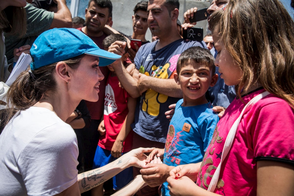 A l'approche de la Journée mondiale du réfugié, l'Emissaire du HCR Angelina Jolie rencontre de jeunes réfugiés syriens dans le camp de réfugiés de Domiz, en Iraq, le 17 juin 2018. 