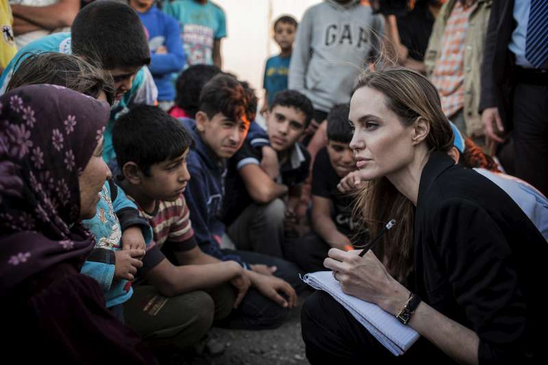 مبعوثة المفوضية الخاصة، أنجلينا جولي، تتحدث إلى اللاجئين السوريين الذين وصلوا حديثاً إلى الأردن في أحد المخيمات العسكرية على الحدود بين سوريا والأردن.
