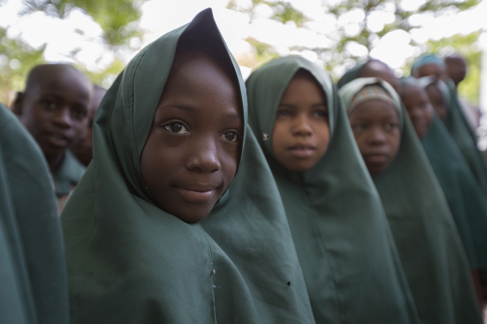 طلاب في مدرسة مؤسسة براعة المستقبل الإسلامية  في مايدوغوري، ولاية بورنو، نيجيريا، يقفون في الطابور خلال الاجتماع الصباحي.
