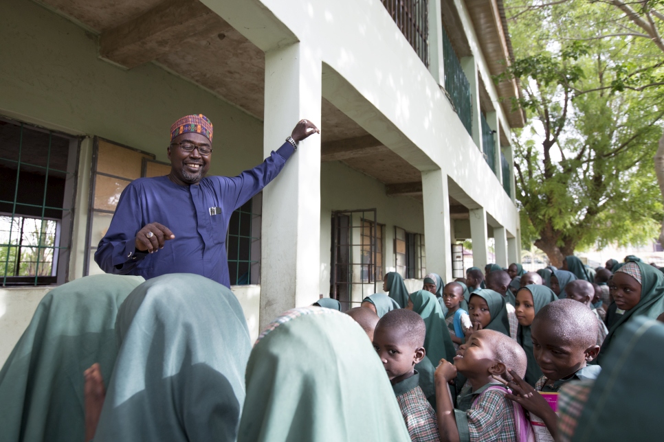 السيد مصطفى وطلاب مدرسة "مؤسسة براعة المستقبل الإسلامية" في اجتماع الصباح. مدرسة "مؤسسة براعة المستقبل الإسلامية" في مايدوغوري، ولاية بورنو، نيجيريا.
