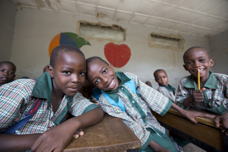 أيوبا مصطفى، 8 أعوام، وصديقه المفضل آدم الحجي، 8 أعوام، وأبوبكر محمد، 8 أعوام، في مدرسة "مؤسسة براعة المستقبل الإسلامية" في مايدوغوري، ولاية بورنو، نيجيريا.

