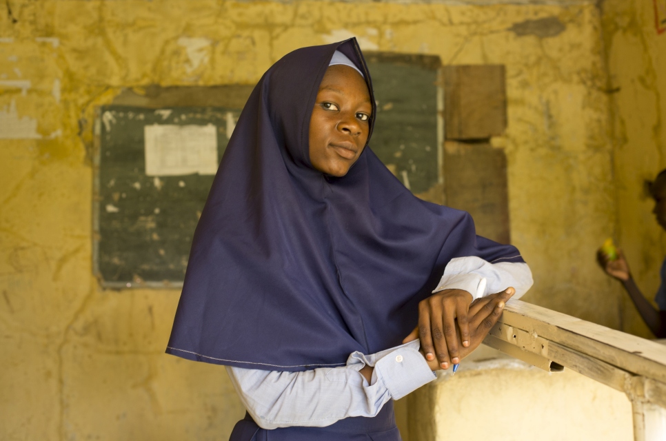 فانا محمد علي، 16 عاماً، في مدرسة ريتشفيلد في مايدوغوري، ولاية بورنو، نيجيريا.  
