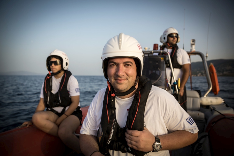متطوعون من فريق الإنقاذ اليوناني في جزيرة ليسفوس اليونانية.