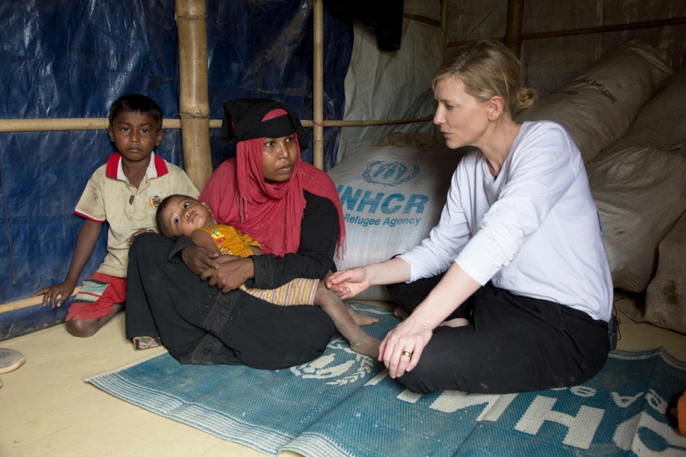 سفيرة المفوضية للنوايا الحسنة كيت بلانشيت تلتقي بجورا البالغة من العمر 28 عاماً والتي فرت من ميانمار مع طفليها عندما تعرضت قريتها لهجوم قبل ستة أشهر.
