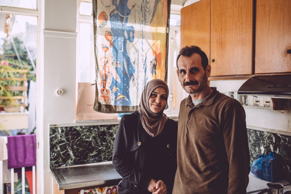 أحمد ترزلاكيس وزوجته ياسمين في المطبخ في شقتهما في خانيا.