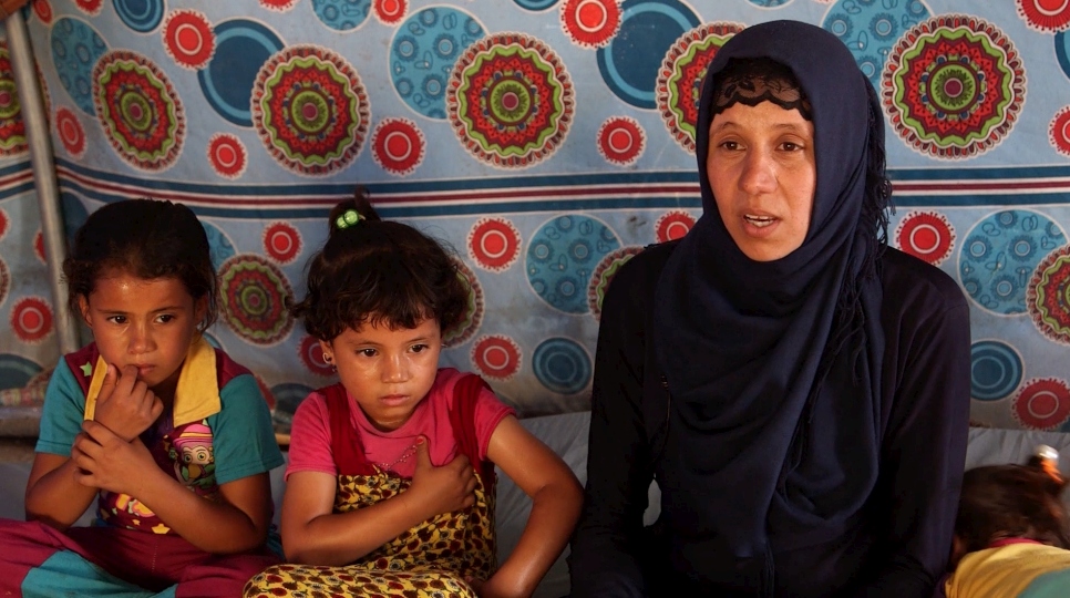 قتل زوج أسماء مؤخراً وهي الآن مسؤولة عن تربية أطفالها في المخيم.
