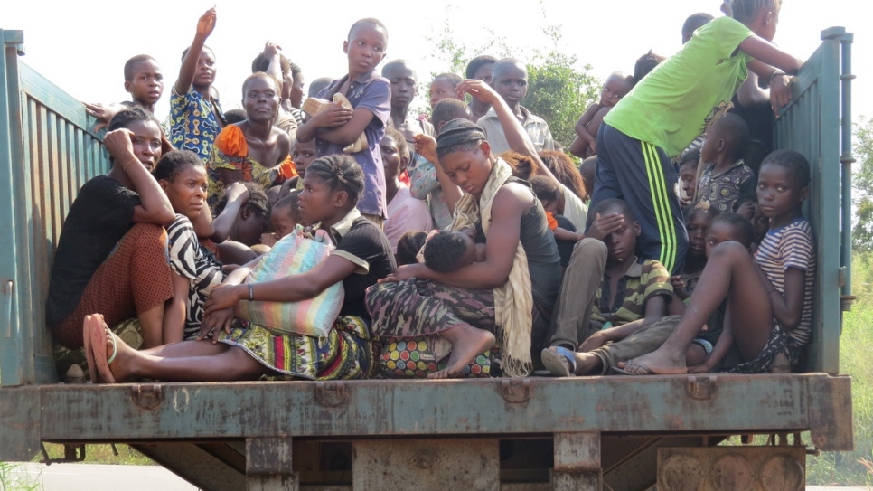 نساء وأطفال من الكونغو يصلون إلى نقطة حدوية في تشيساندا، لوندا نورتي، أنغولا، بعد الفرار من هجمات الميليشيات في مقاطعة كاساي، جمهورية الكونغو الديمقراطية.