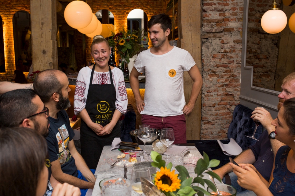 الطاهية اللاجئة، نتاليا، من أوكرانيا، تلتقي بالزبائن في مطعم "جيجي" في مدريد.