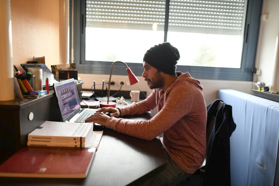 إياس النجمي في غرفته في الحرم الجامعي. يأمل أن يتمكن من مواصلة دراسة الهندسة المعمارية بفضل برنامج المنح الدراسية للاجئين السوريين. 