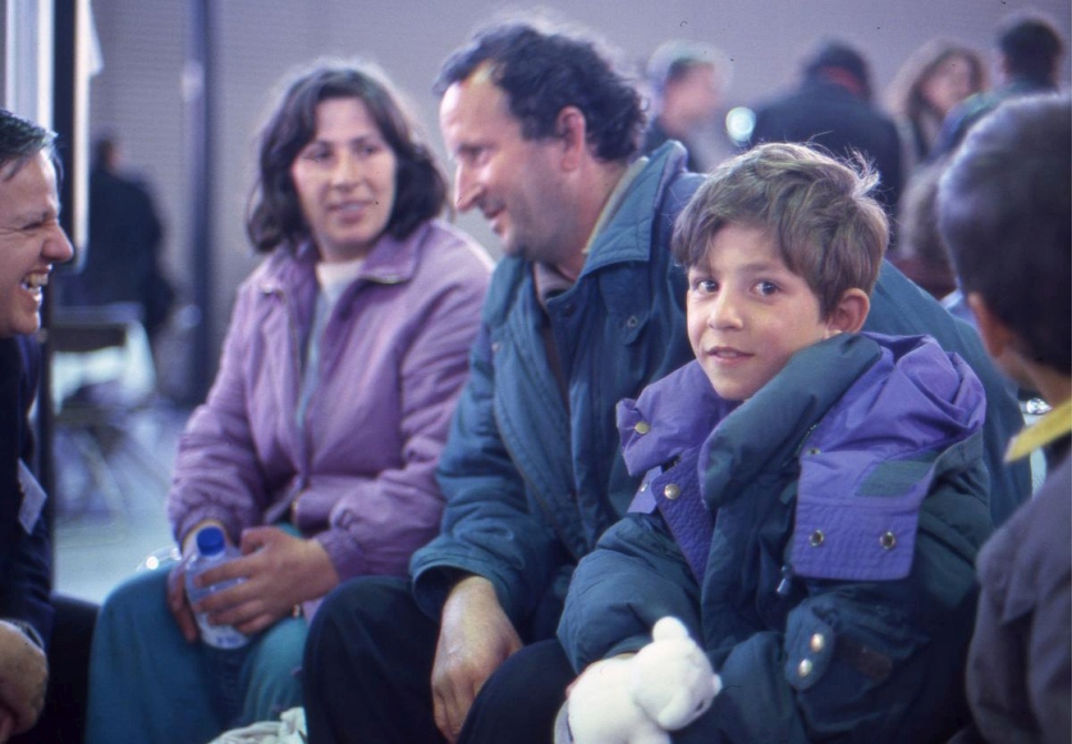 لاجئون من كوسوفو* تم إجلاؤهم مؤقتاً من جمهورية مقدونيا اليوغوسلافية السابقة يصلون إلى مطار رواسي في باريس، في أبريل 1999.