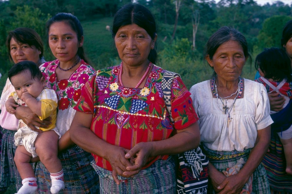 نساء عائدات في غواتيمالا عام 1994.