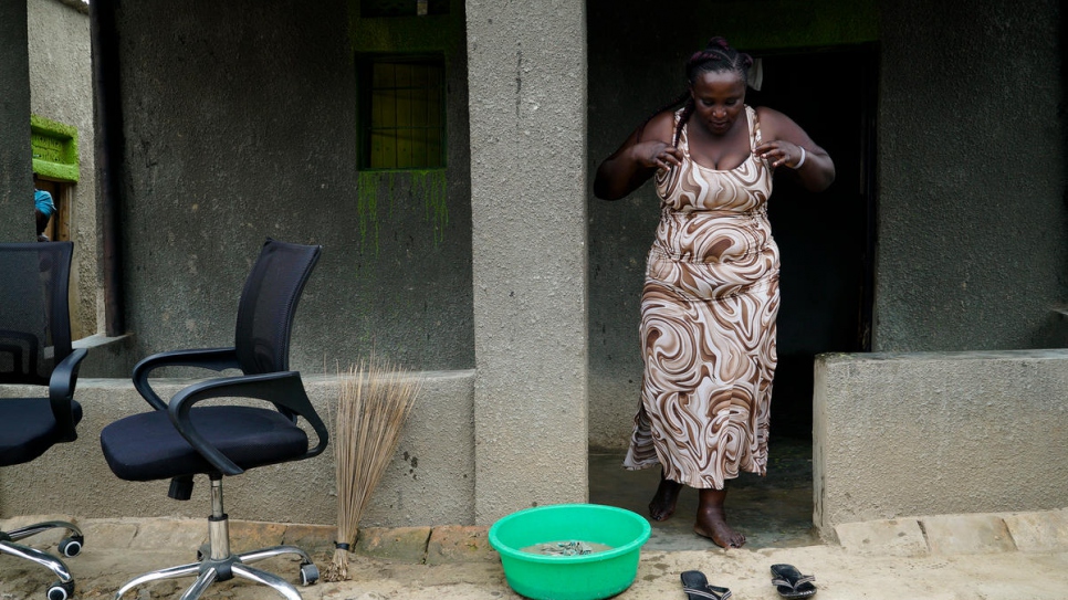 Après avoir échappé à ses ravisseurs, Jenipher a fui la RDC en 2011 pour se rendre en Ouganda.  