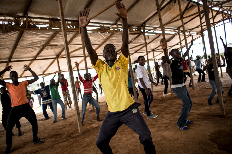 لاجئون من جمهورية إفريقيا الوسطى يتخذون وضعية أثناء التدريب على رقص الهيب هوب.