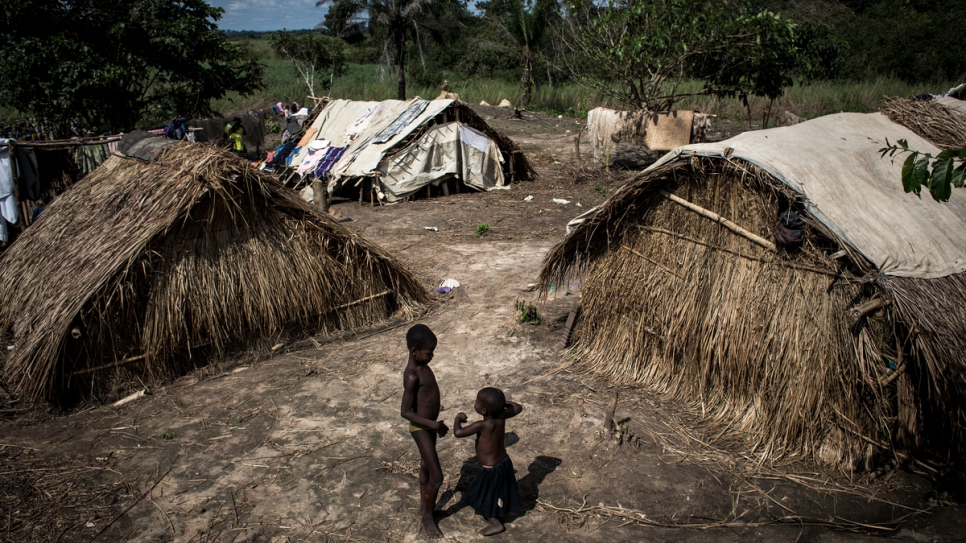 Des enfants réfugiés centrafricains jouent à l'extérieur des huttes dans le village de Nzakara, sur la rive congolaise du fleuve Ubangi. 