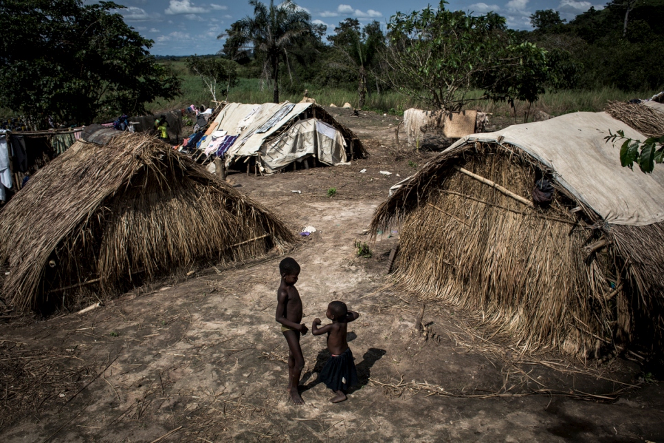 أطفال لاجئون من جمهورية إفريقيا الوسطى يلعبون في قرية نزاكارا.