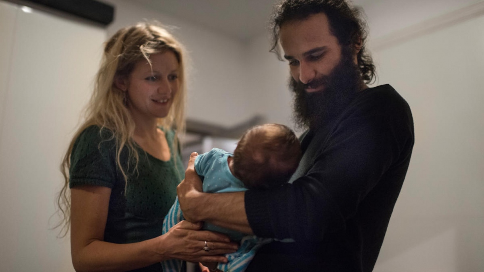Hussein et Juliette, avec leur fille Ellea, âgée de deux mois. 