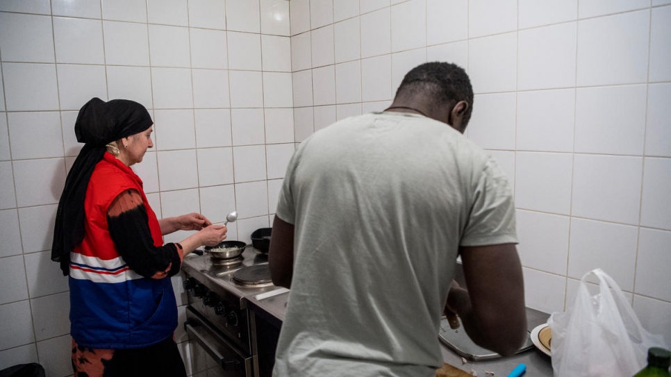 Chez Ute Bock, certains des résidents cuisinent les dons de légumes. 