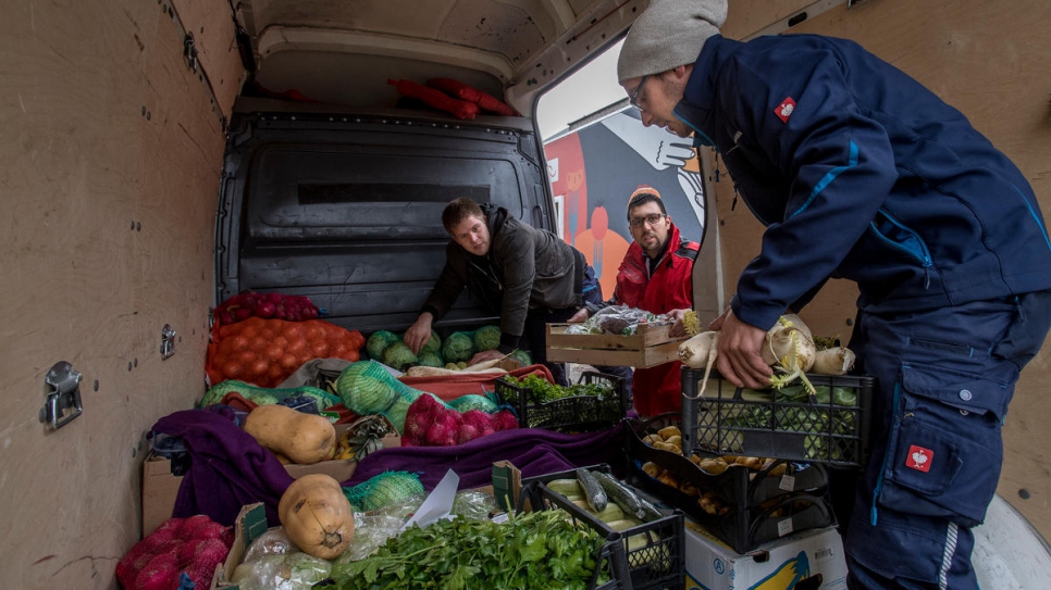 Des bénévoles de Wiener Tafel livrent des cageots de légumes à des oeuvres de bienfaisance. 