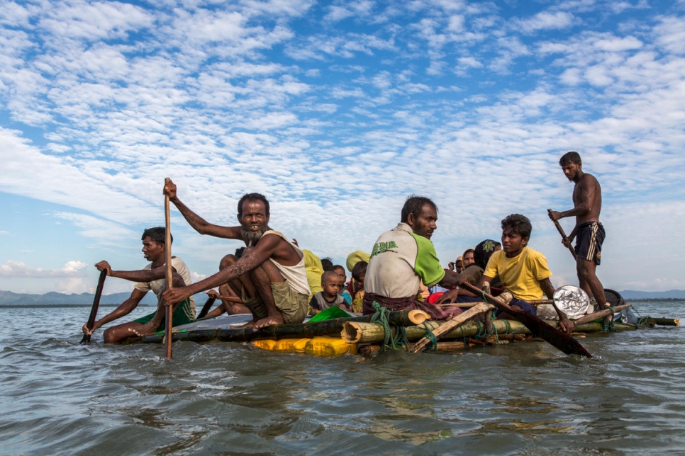 مئات اللاجئين الروهينغا يعبرون نهر ناف على متن عوامات فارين من منازلهم في ميانمار إلى تكناف في بنغلاديش.